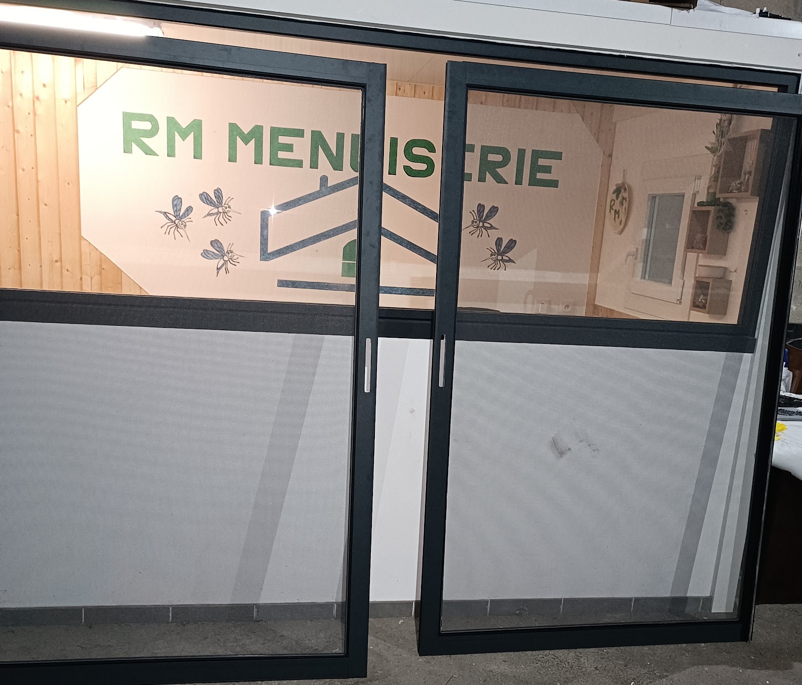 Atelier RM Menuiserie : une menuiserie aluminium anthracite fabriquée par Maxime Ruiz