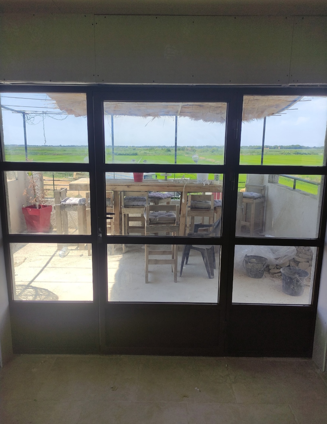 Verrière d'atelier en acier avec vue sur la campagne